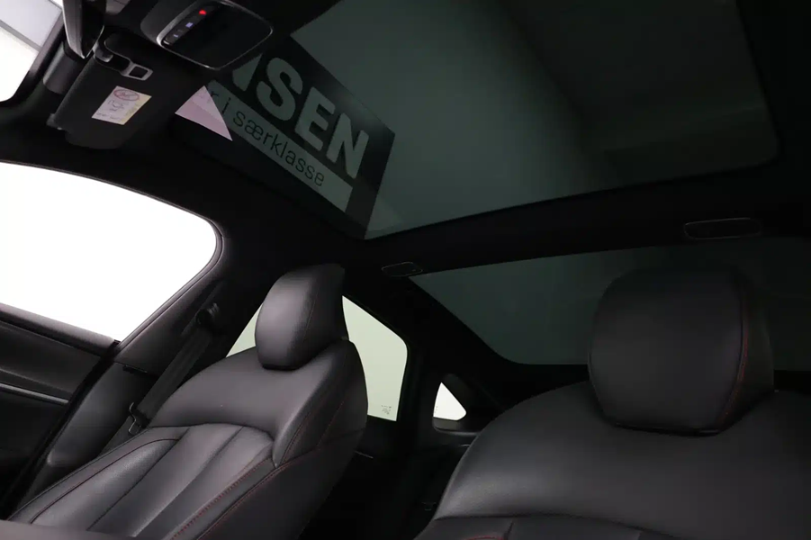 Xpeng p7 glastag.jpg