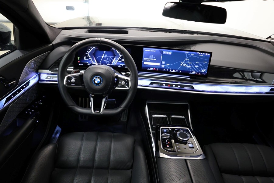bmw-i7-xdrive60-sort-cockpit-kabine.jpeg