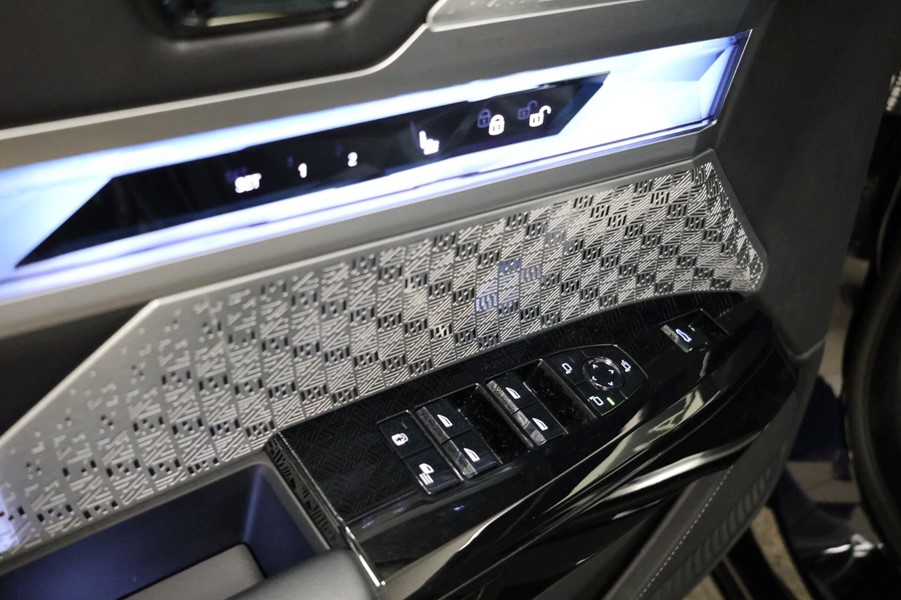 bmw-i7-xdrive60-sort-doerbetjening.jpeg