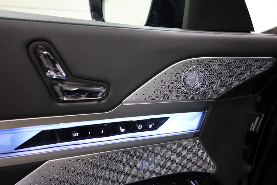 bmw-i7-xdrive60-sort-doerpanel.jpeg