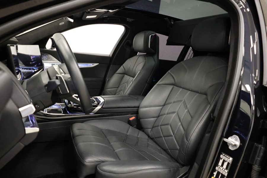 bmw-i7-xdrive60-sort-forsaeder-kabine.jpeg