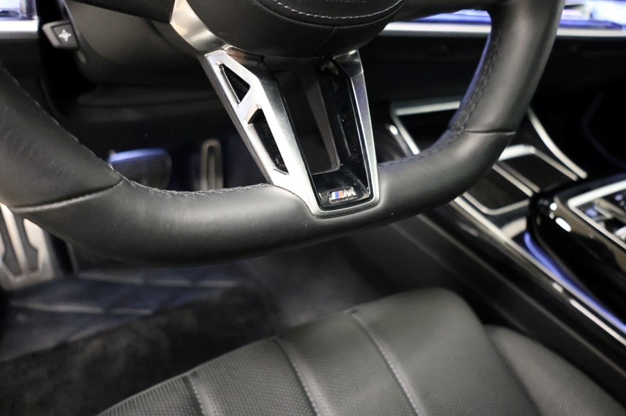 bmw-i7-xdrive60-sort-rat-detalje.jpeg
