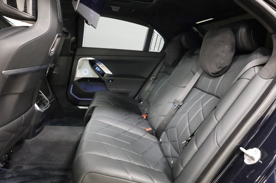 bmw-i7-xdrive60-sort-bagsaede-komfort.jpeg