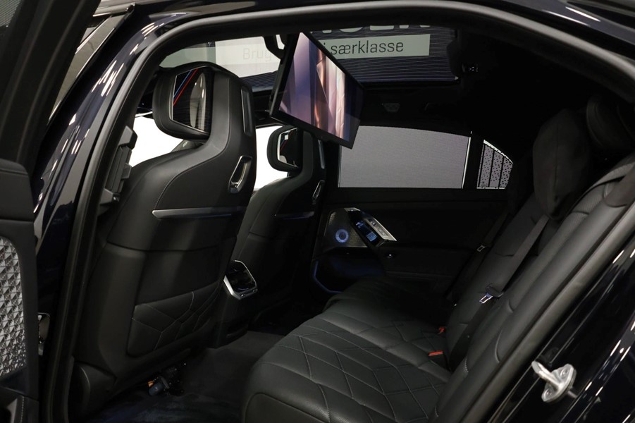 bmw-i7-xdrive60-sort-bagsaede-skaerm.jpeg