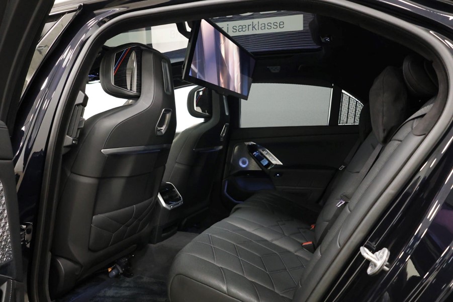 bmw-i7-xdrive60-sort-bagsaede-skaerm-detalje.jpeg