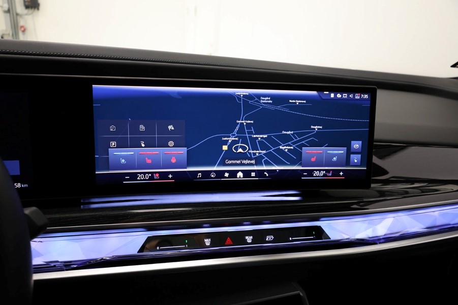 bmw-i7-xdrive60-sort-infotainment-skaerm.jpeg