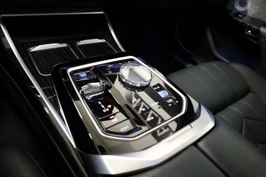 bmw-i7-xdrive60-sort-midterkonsol.jpeg