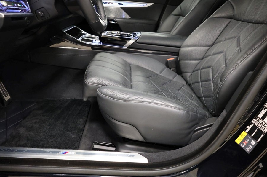 bmw-i7-xdrive60-sort-saedeindstilling.jpeg
