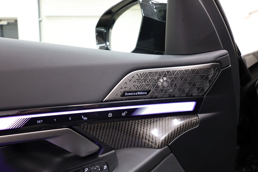 bmw-i5-m60-touring-xdrive-sort-hoejttaler-detalje.jpeg