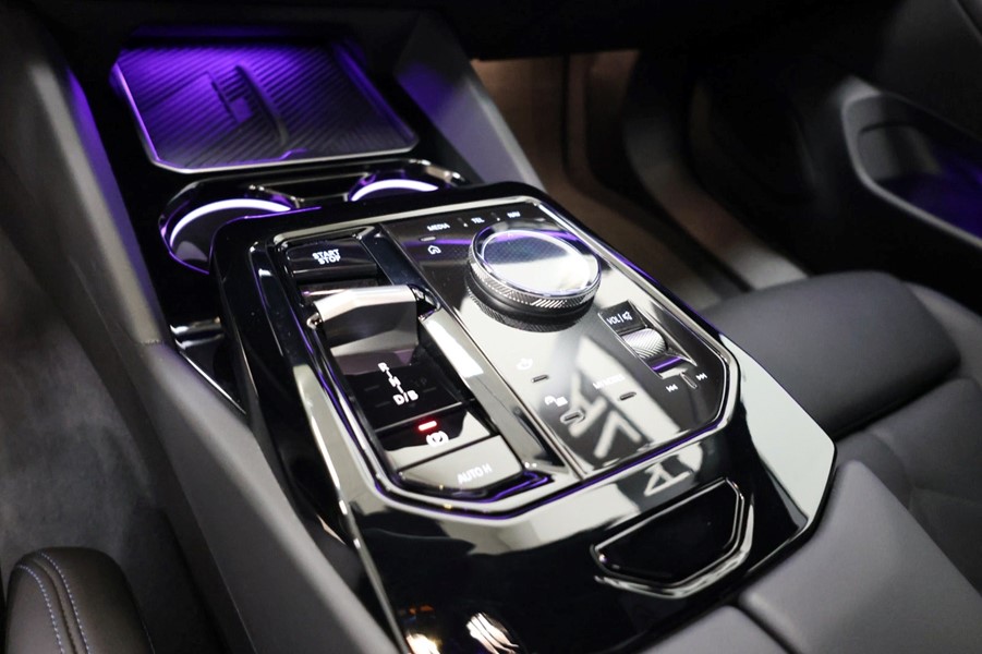 bmw-i5-m60-touring-xdrive-sort-midterkonsol.jpeg