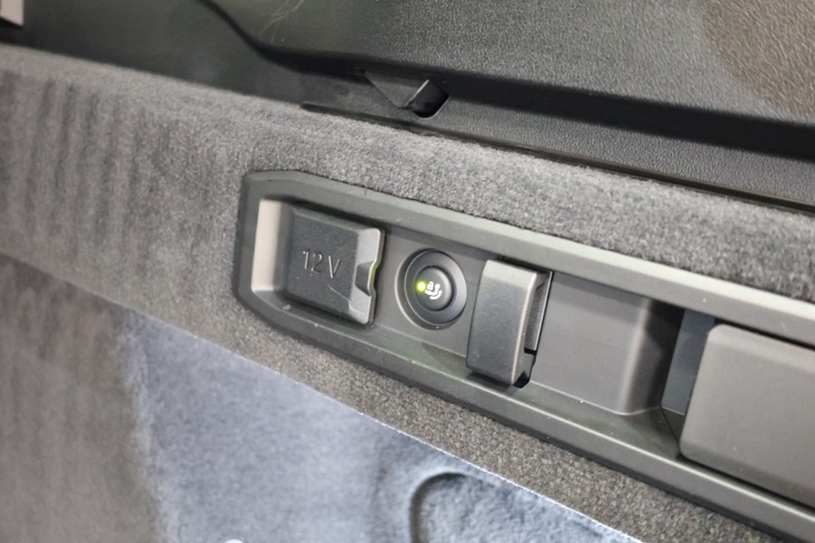 bmw-i5-m60-touring-xdrive-sort-bagagerumsknapper.jpeg