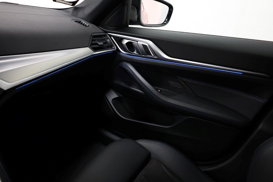 bmw-i4-m50-msport-xdrive-sort-passager-instrumentbord.jpeg