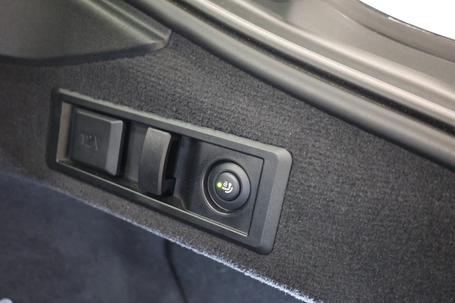 bmw-i4-m50-msport-xdrive-sort-bagagerumsknapper.jpeg
