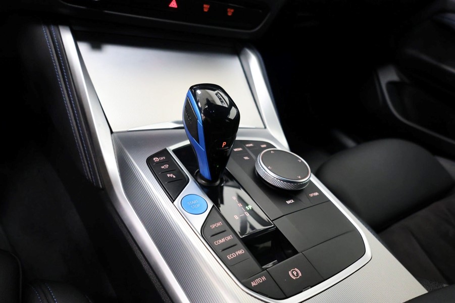 bmw-i4-m50-msport-xdrive-sort-gearkonsol.jpeg