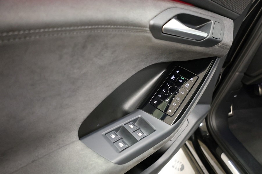 audi-sq6-etron-quattro-sort-doerbetjening.jpeg