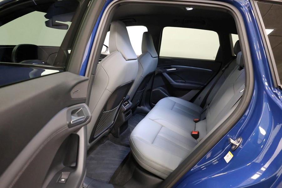 audi-q6-etron-ultra-quattro-moerkeblaa-bagsaede.jpeg