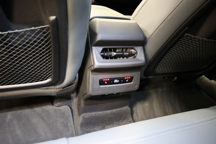 audi-q6-etron-ultra-quattro-moerkeblaa-bagsaede-klimaanlaeg.jpeg