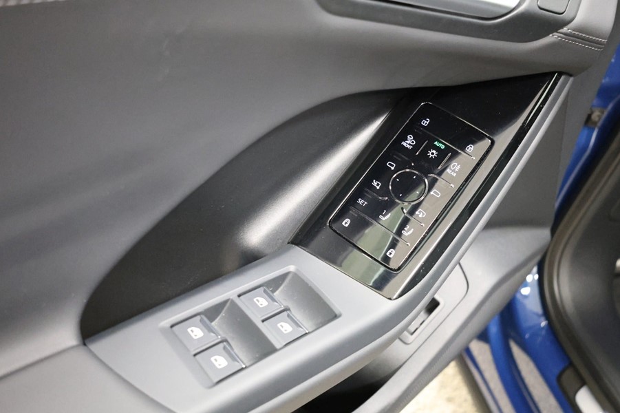 audi-q6-etron-ultra-quattro-moerkeblaa-doerbetjening.jpeg