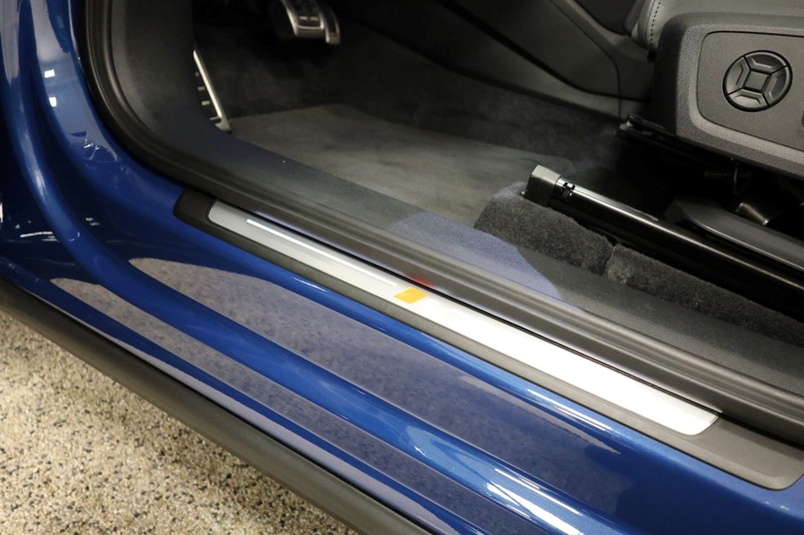audi-q6-etron-ultra-quattro-moerkeblaa-doertrin.jpeg