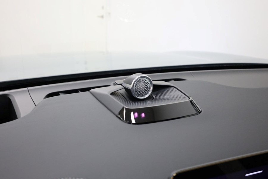 volvo-ex90-twin-ultra-7prs-graa-instrumentbord-hoejttaler.jpeg